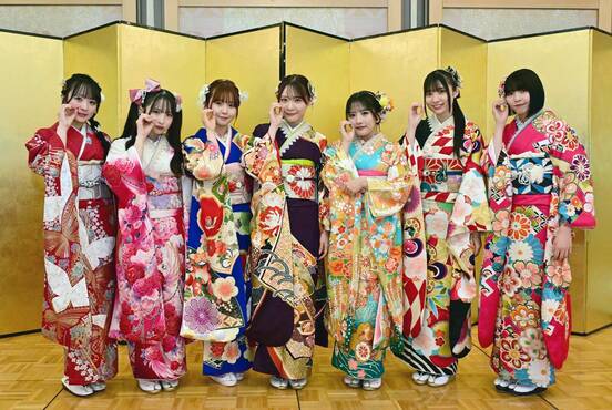 大福世代ポーズをするSKE４８の（左から）鬼頭未来、鈴木恋奈、上村亜柚香、浅井裕華、相川暖花、石黒友月、鈴木愛菜（衣装協力：株式会社清水屋）