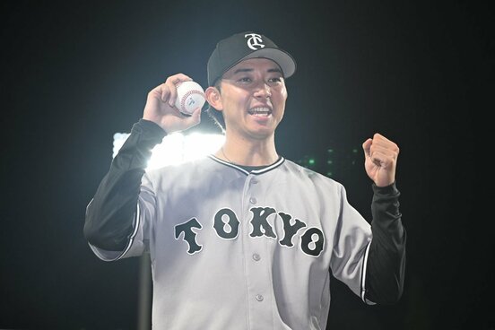プロ初安打の記念球を手に笑顔の鈴木大和