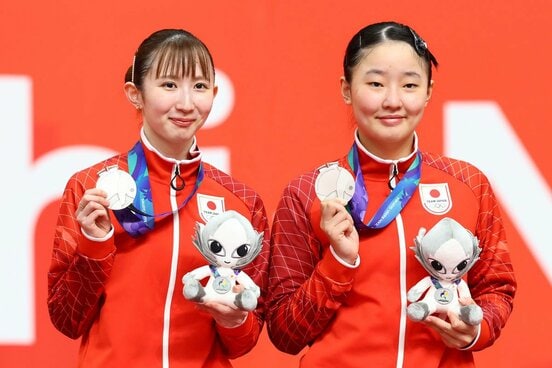 女子ダブルスで銀メダルに終わった張本美和(右)と早田ひな
