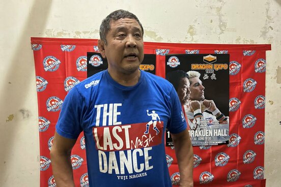 試合後に取材に応じる永田裕志