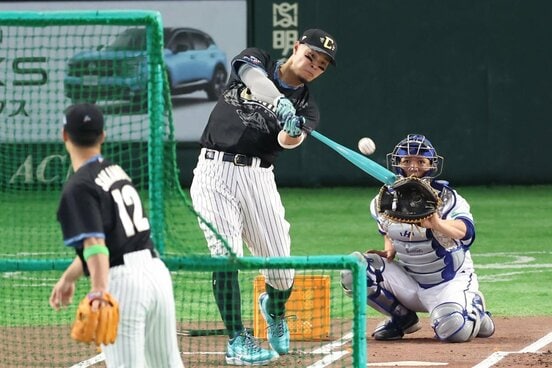 打撃投手・坂本誠志郎(左)の球をスタンドへ放り込む阪神・佐藤輝明