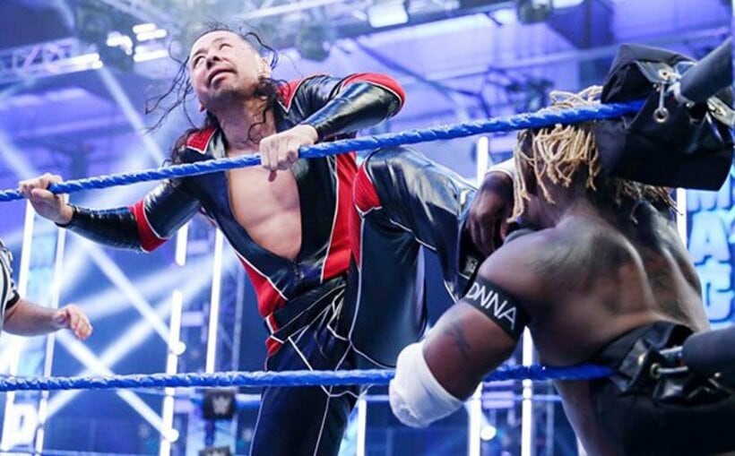  中邑真輔は不敵な笑みを浮かべてコフィ・キングストン（右）の顔面を踏みつける（Ｃ）2020 WWE, Inc. All Rights Reserved.