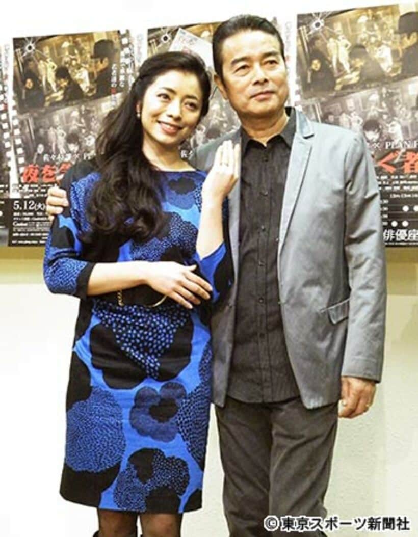 父・勝野洋（右）に優しく肩を抱かれ、婚約指輪を披露する雅奈恵