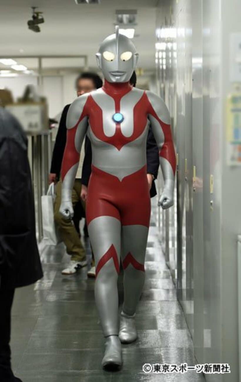 写真は東スポを訪れた初代ウルトラマン