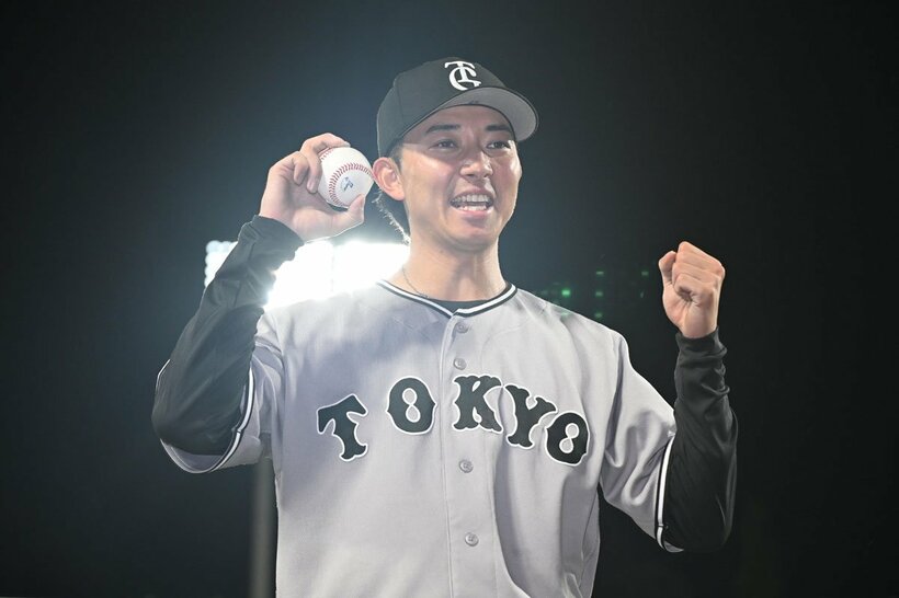 プロ初安打の記念球を手に笑顔の鈴木大和