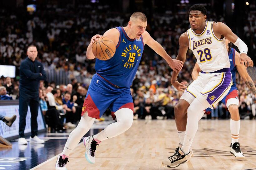 ヨキッチの対応に苦慮する八村塁（ロイター＝USA TODAY Sports）