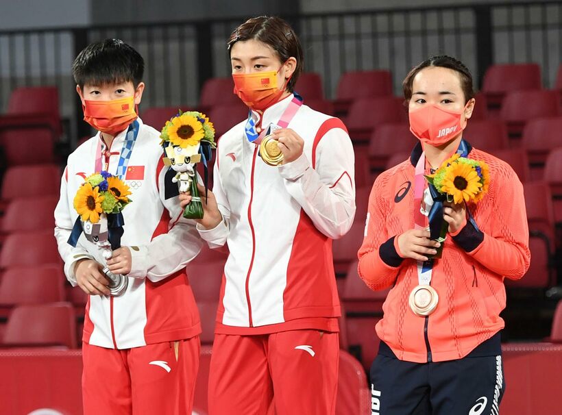  女子シングルスで銀メダルの孫穎莎（左）と銅メダルの伊藤（右）