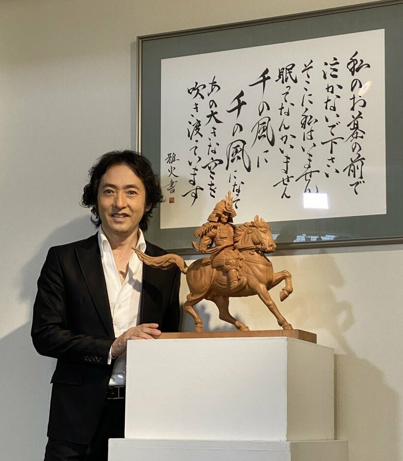  秋川雅史と木彫楠公像（東スポWeb）