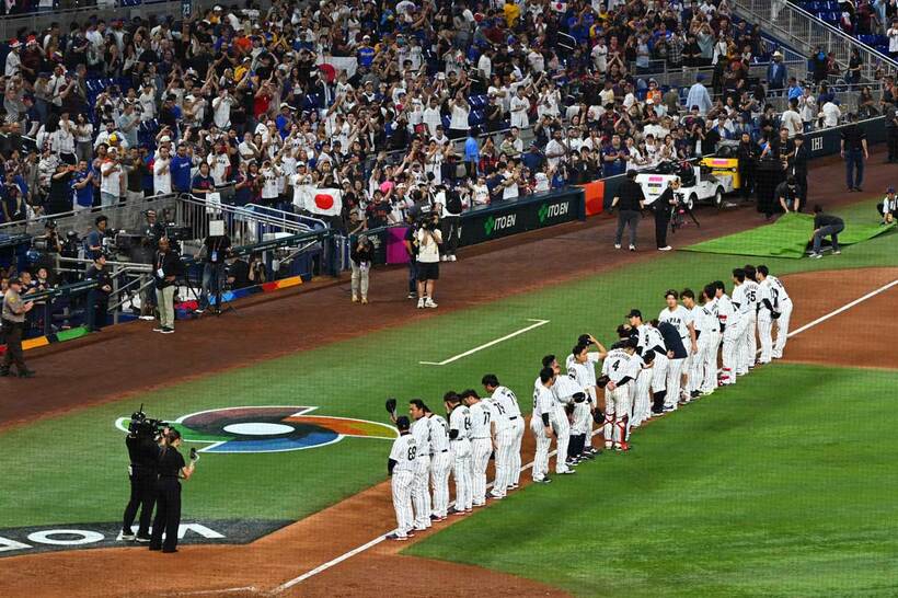 スタンドのファンに頭を下げる侍ジャパンの選手たち