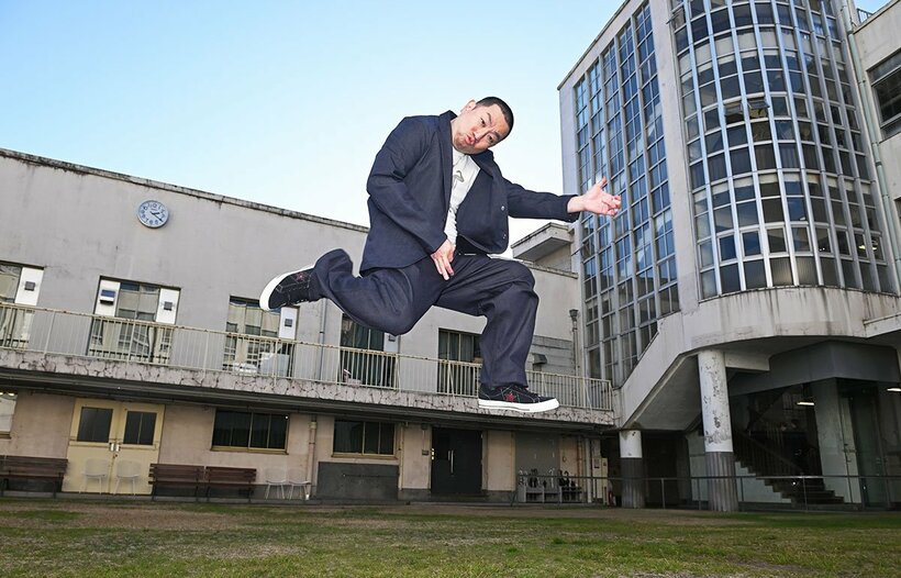 棚橋弘至お得意の「エアギター」を披露するレイザーラモンＲＧ