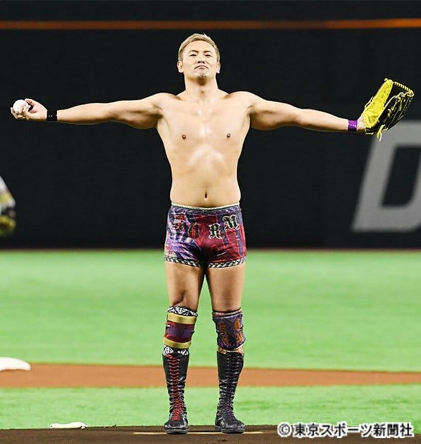  始球式を行ったオカダ・カズチカ