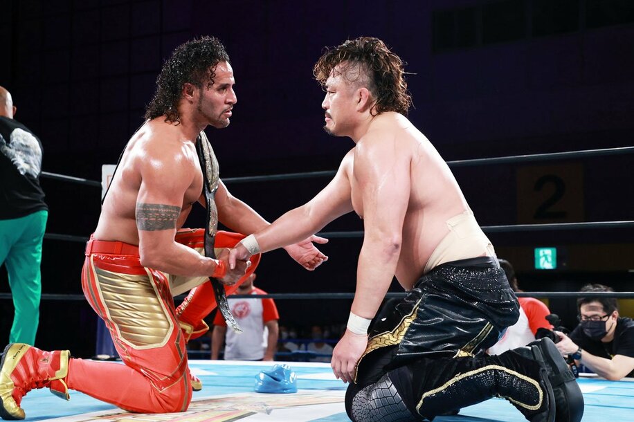 試合後のリング上で、後藤洋央紀(右)と握手するタマ・トンガ.jpg