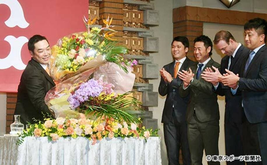  引退会見した阿部は（左から）坂本勇、亀井、マシソン、澤村、に花束を贈られ感無量