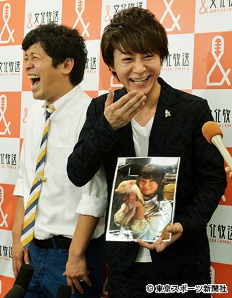 結婚相手の小林礼奈の写真を持つ瀧上伸一郎（右）とちゅうえい