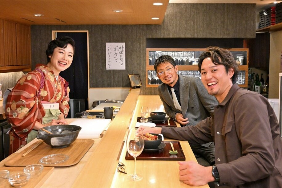 「おしゃべり小料理ゆみこ」に出演した藤浪晋太郎(右)。左は有働由美子、奥は鳥谷敬氏（©MBS）