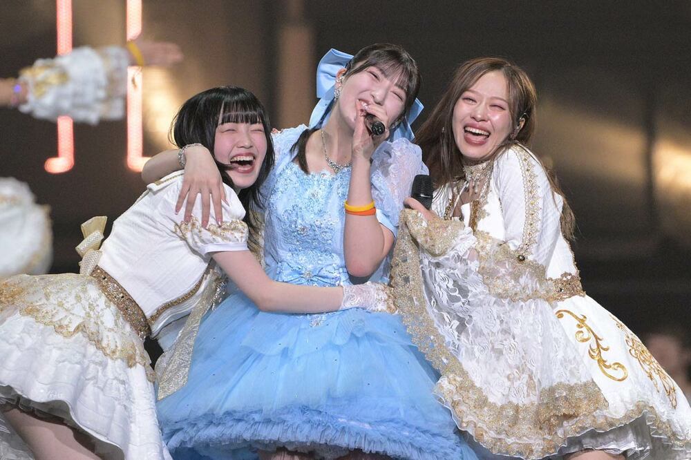 羽賀朱音（中央）に抱きつく山崎愛生と小田さくら