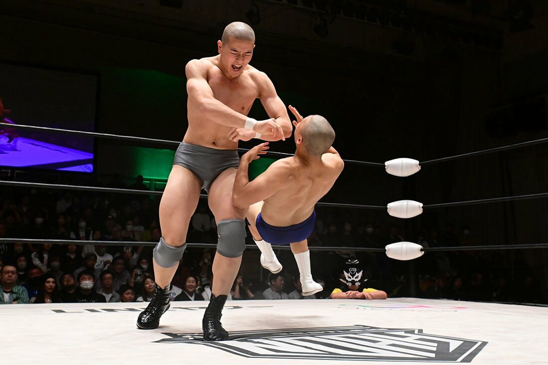 ショルダータックルを決める鶴屋浩斗(左)