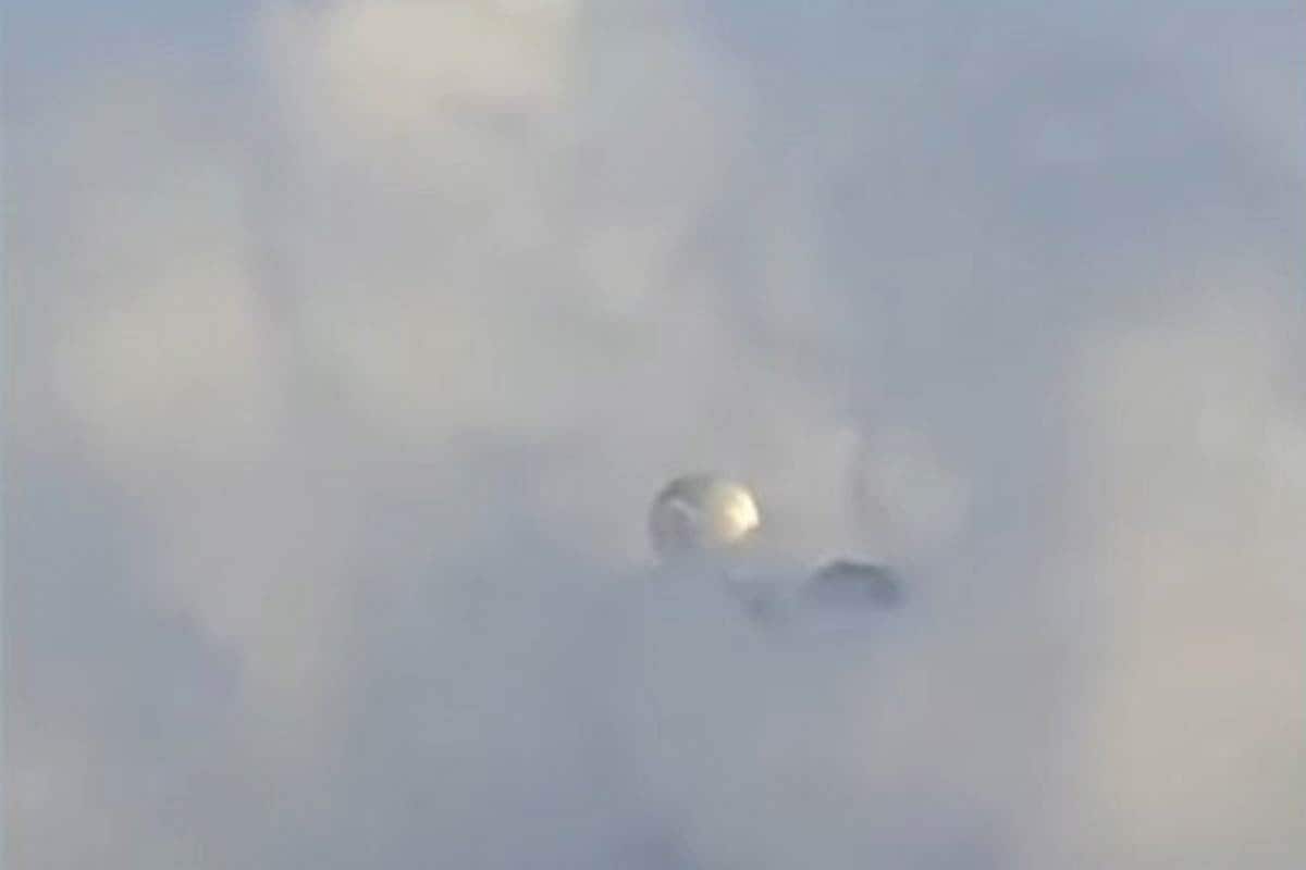 メキシコ火山の上空に銀色の球体！ UFO騒動となるも…真相は電波 