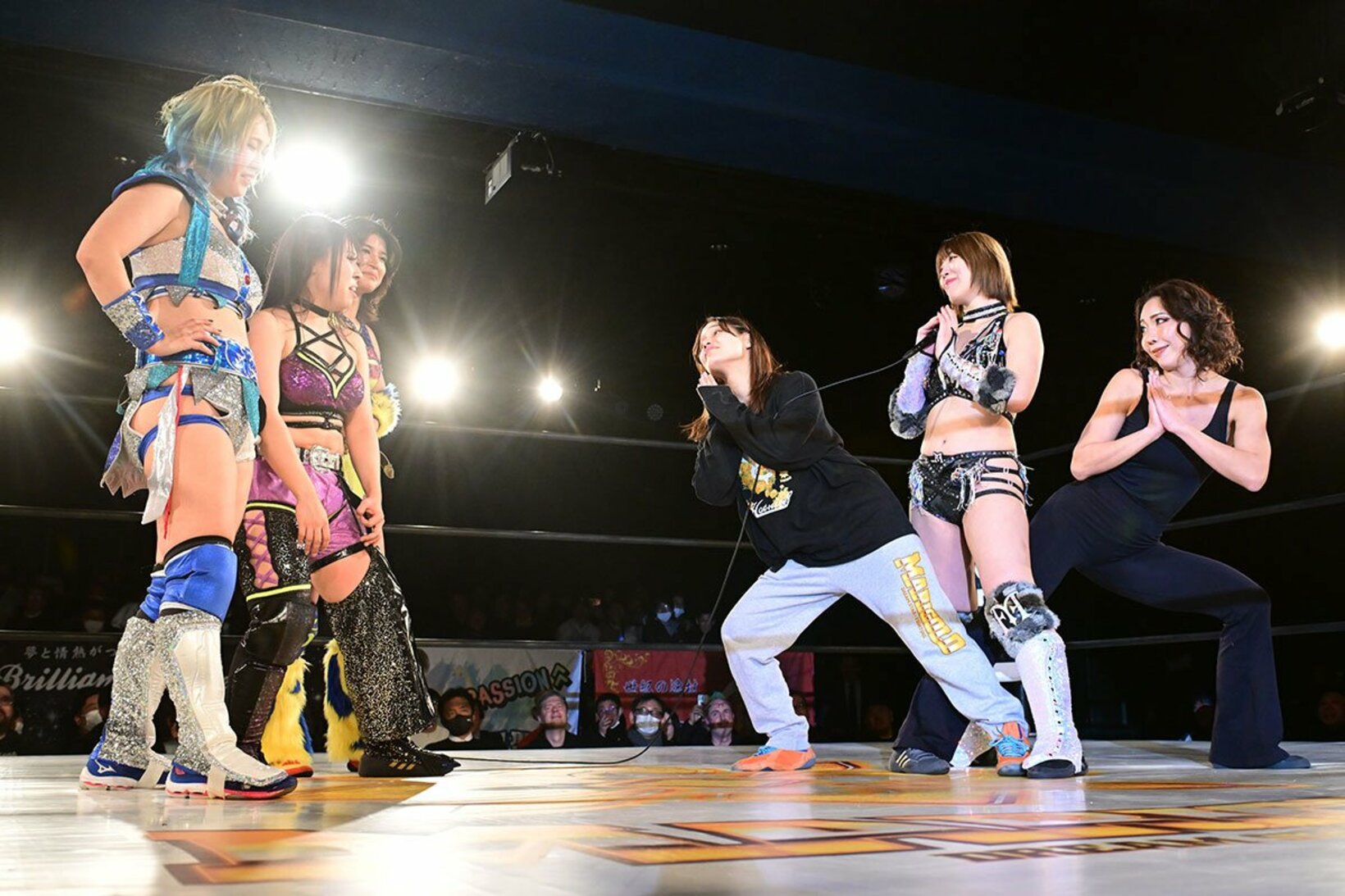 桜井麻衣(右から２人目)組とにらみ合う山岡聖怜組