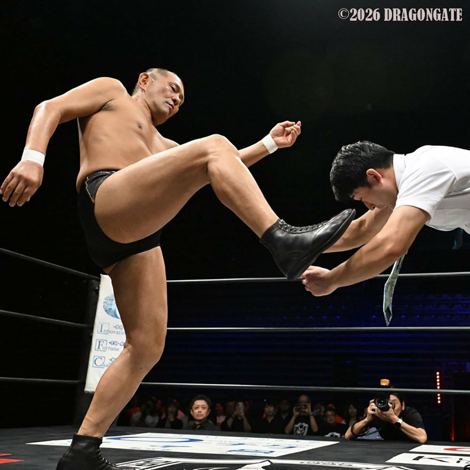 鈴木みのる(左)に得意技「名刺渡し」をスカされる新橋二郎