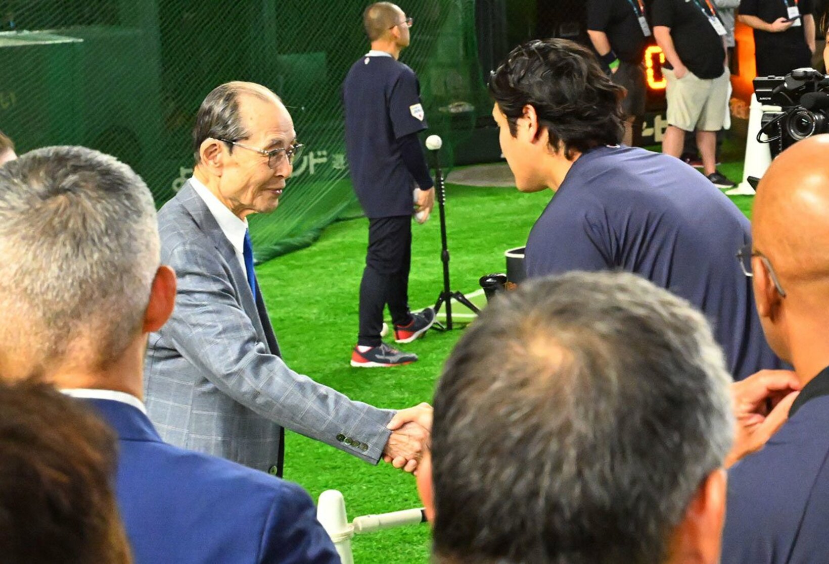試合前、王貞治氏(左)と握手する大谷翔平