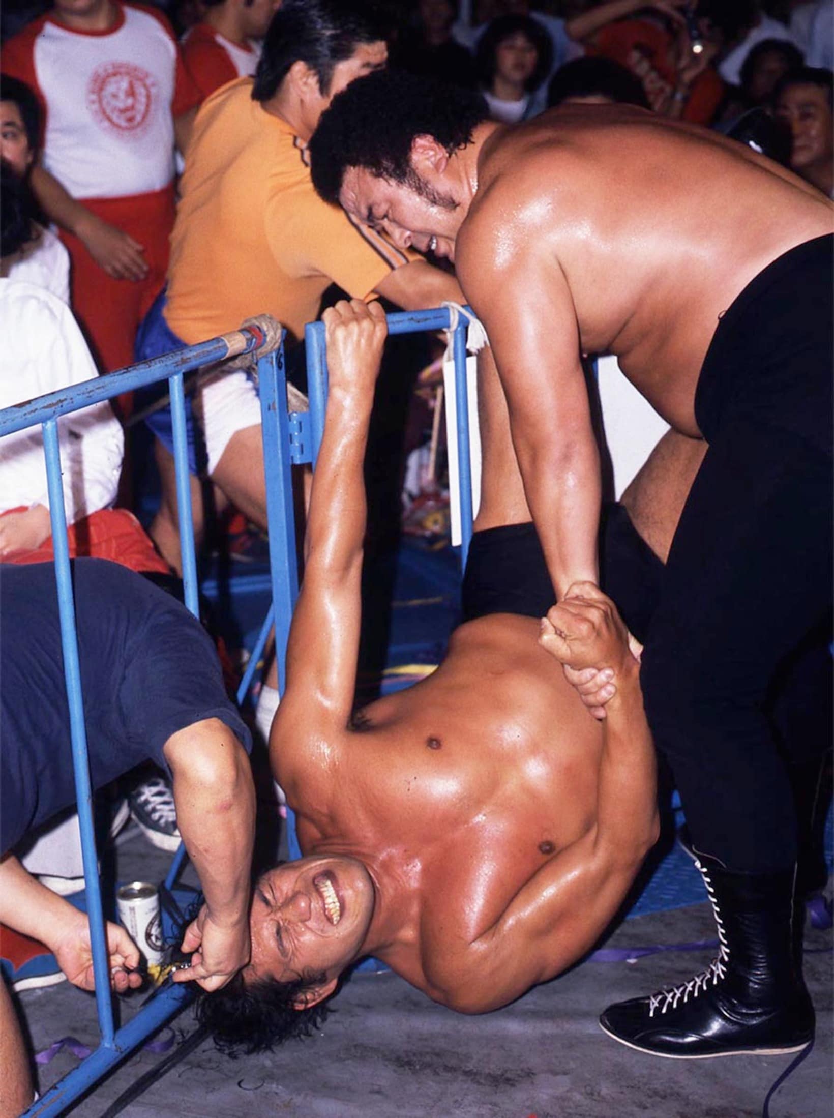 場外フェンスに逆さ吊りにされ髪の毛を切られた猪木（１９８２年９月、大阪）