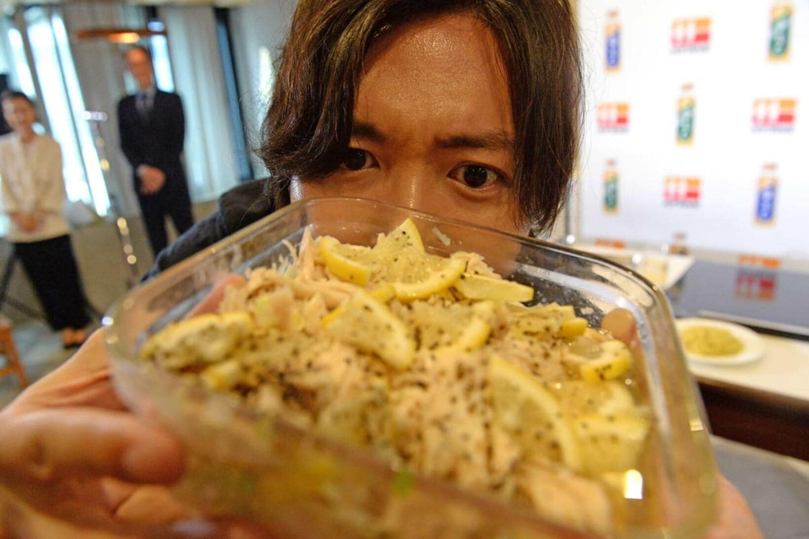 超至近距離でねぎ塩レモンささみを見せつけてくるリュウジ