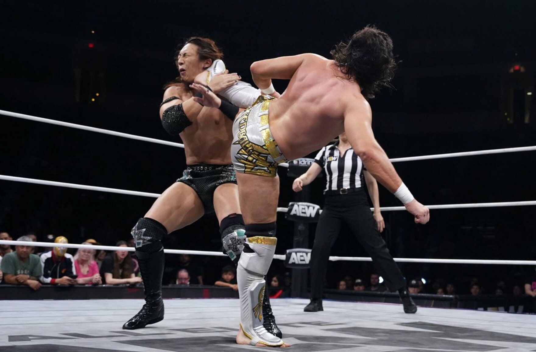 竹下幸之介（左）はかつての相棒マイク・ベイリーのキックを浴びる（©All Elite Wrestling）