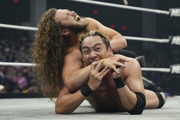ジャック・ペリーの関節技から右腕をかんで脱出するオカダ・カズチカ（©All Elite Wrestling）