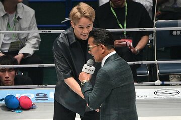 呼び込んだ朝倉海（奥）と握手を交わす榊原ＣＥＯ