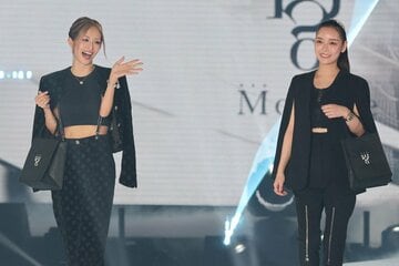 得意げにランウェイを歩く進撃のノア（右）