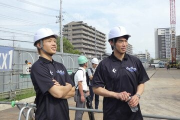 建設現場を見学する西田優大（左）と須田侑太郎