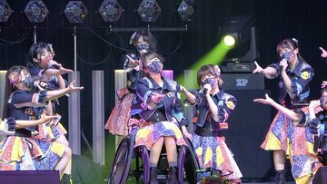  ワンマンライブで卒業の再々延期を発表した仮面女子・猪狩ともか（前列中央）