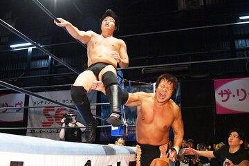 エプロンサイドで野村卓矢(左)を攻める小島聡