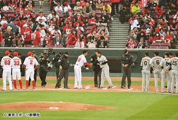  昨年の広島―巨人の開幕戦。今年はファンの声援は届かないが、待ちに待った幕開けだ