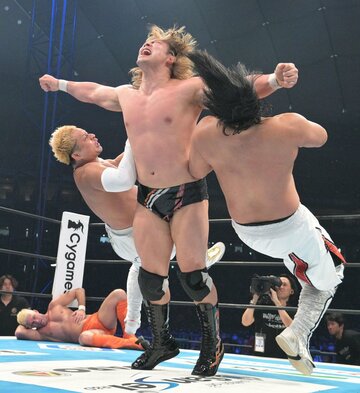 YOSHI-HASHI（左）と後藤洋央紀（右）にラリアートを打ち込む大岩陵平