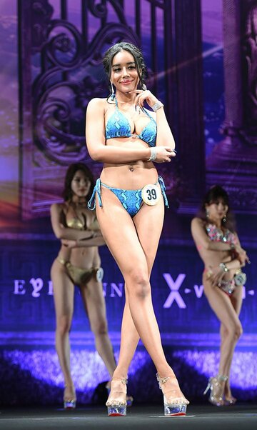 ポーズを決める潮崎まりん
