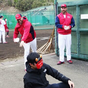 鬼に豆を投げつける広島・マクブルーム(左)とデビッドソン