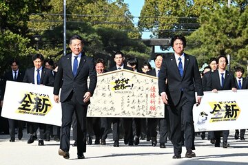 必勝祈願に向かう小久保裕紀監督（左）と城島健司ＣＢＯ
