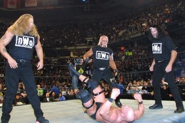 マット界を席巻したハルク・ホーガン（中央）ら「ｎＷｏ」メンバー