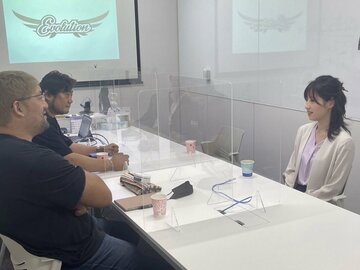  入団希望者を面接する(左から)石川修司と諏訪間幸平専務