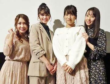  右から藤江れいな、高城亜樹、前田亜美、佐藤実絵子