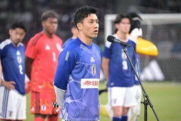 試合後、壮行セレモニーであいさつするＭＦ遠藤航