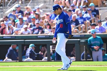 ４回、４連打で失点し、肩を落とす山本