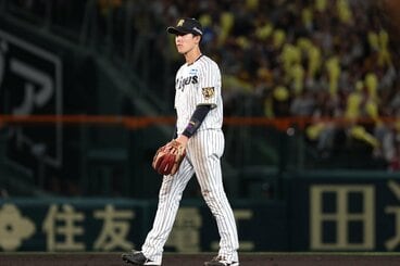 ７回、守備でミスが出てしまい渋い表情の阪神・小幡
