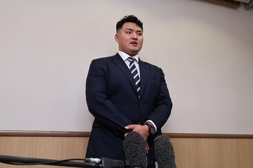 みずほペイペイドーム福岡の施設見学を終え取材を受ける佐々木麟太郎