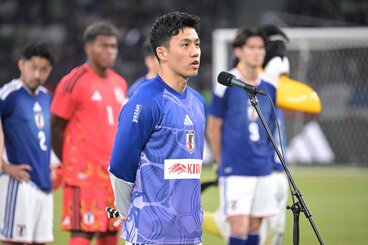 試合後、壮行セレモニーであいさつするＭＦ遠藤航