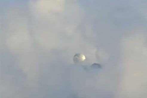 メキシコ火山の上空に銀色の球体！ UFO騒動となるも…真相は電波
