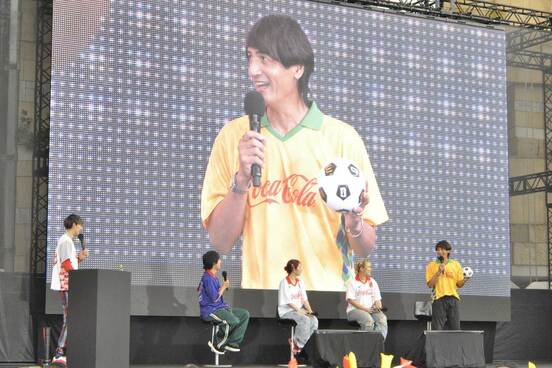 本並健治(右)らがパブリックビューイングに登場