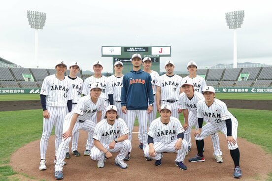 アドバイザーのダルビッシュ有(中央)とともに記念撮影を行った侍ジャパン投手陣